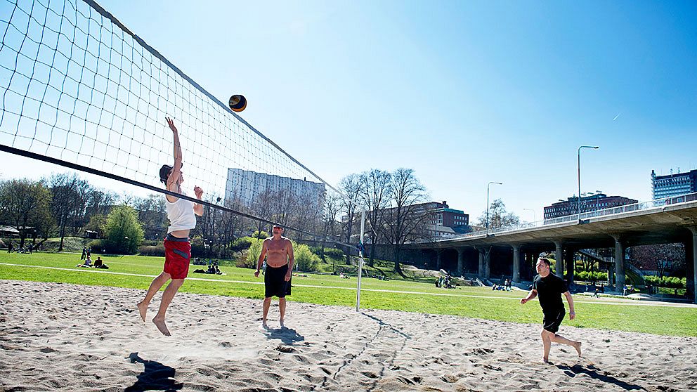 James Fitzpatrick och hans lagkamrat Vladi spelar beachvolleyboll med Richard Johansson (th) i Rålambshovsparken i Stockholm på påskdagen. Temperaturen uppmättes till 16 grader under eftermiddagen.