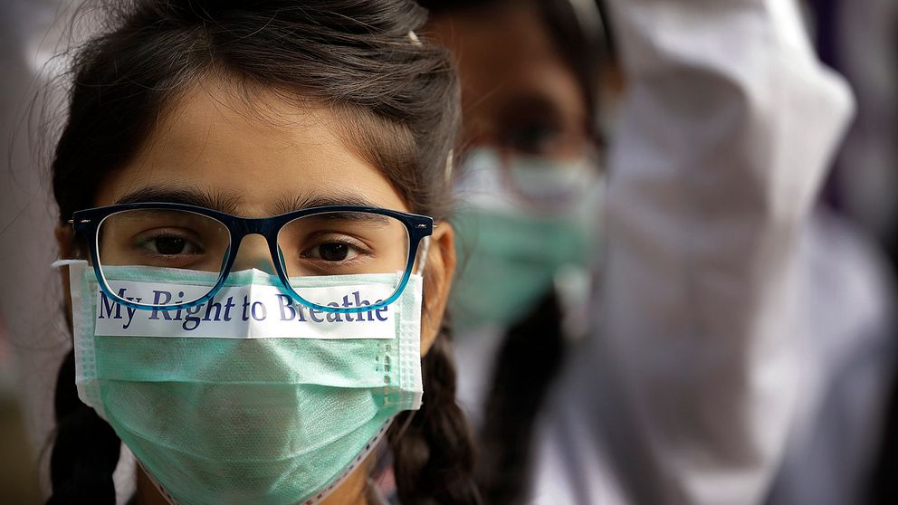 Elever i New Delhi, Indien, protesterar mot luftföroreningar i november 2017.