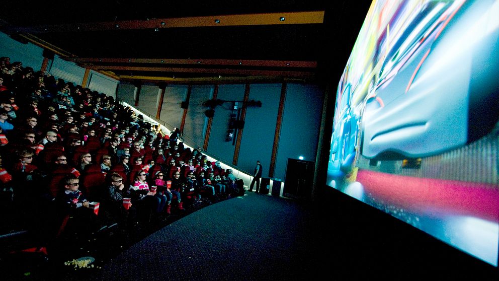 Barn och vuxna provar ser på bio på biografen Sergel på Hötorget i Stockholm. Arkivbild.