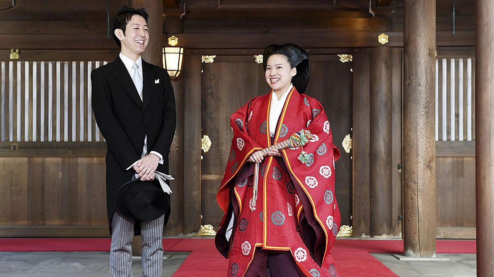 Prinsessan Ayako har gift sig med en man av folket och måste därmed avsäga sig sin titel och lämna den kejserliga familjen. Brudgummen heter Kei Moriya.