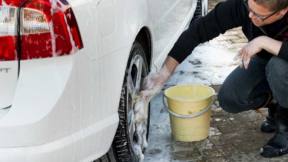 Man tvättar bil