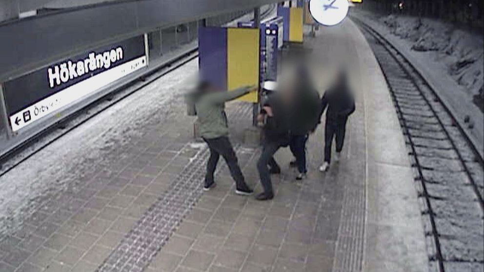 Strax innan knivhugget filmades männen av en övervakningskamera på Hökarängens tunnelbaneperrong. Då överföll de en annan mörkhyad man.