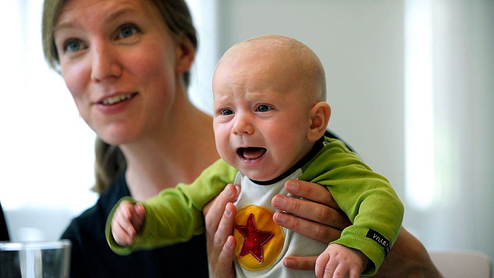 En mamma med en 4-månaders pojke. Ensamma mammor är inte mindre lyckliga än de som lever med barnets andra förälder, visar en studie.