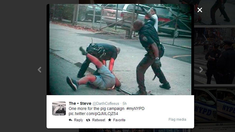 Poliser som slår mot en liggande man.