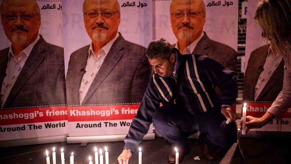 Människor tänder ljus för Khashoggi utanför det saudiska konsulatet i Istanbul