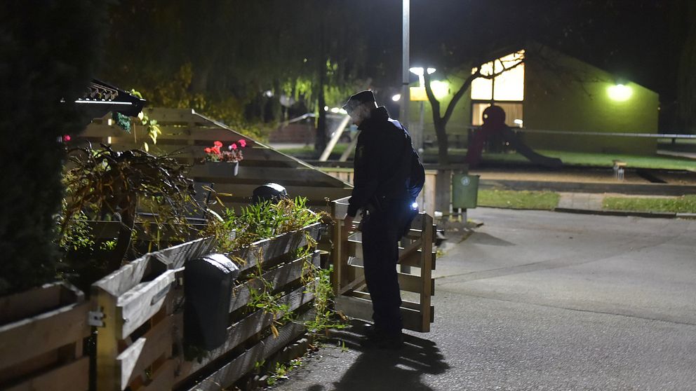 Polisen vid radhuset som misstänks ha beskjutits under lördagskvällen.