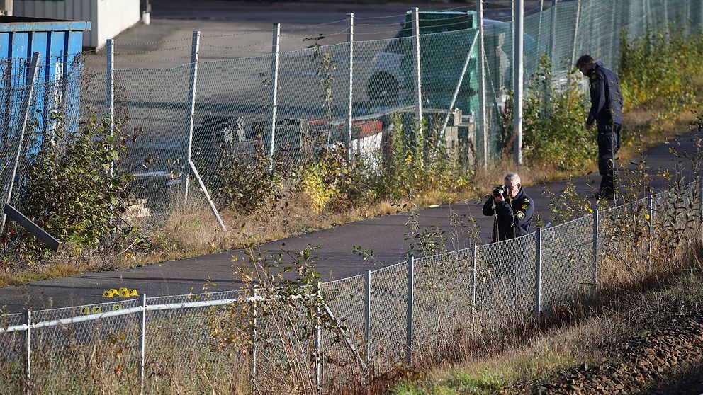 Polisens tekniker arbetar på platsen utanför en festlokal i Mölnlycke utanför Göteborg där en skottlossning inträffade på lördagskvällen.