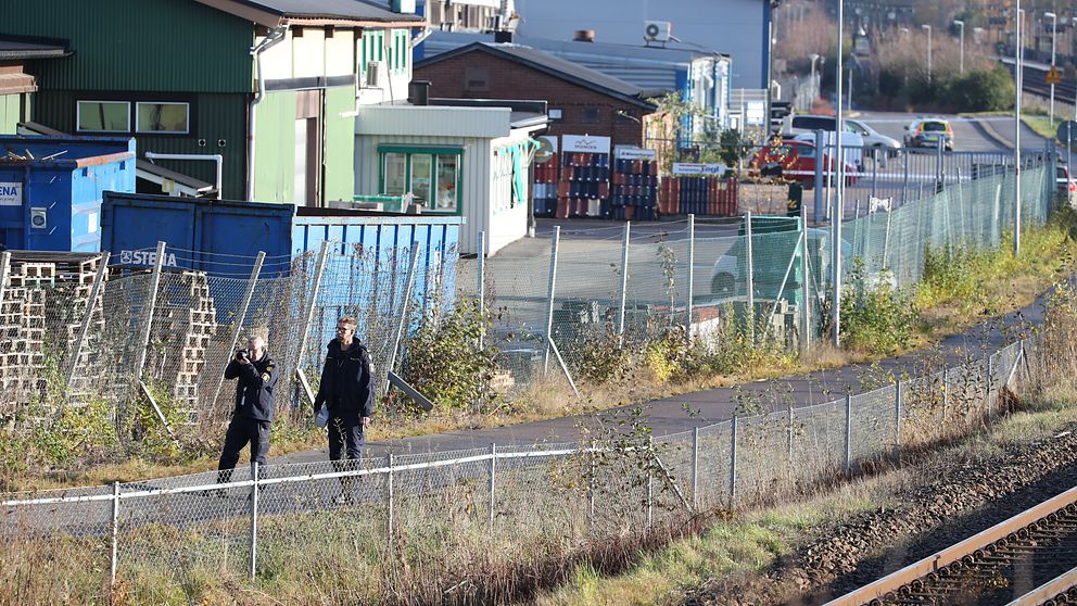 Polisens tekniker undersöker brottsplatsen utanför festlokalen i Mölnlycke.