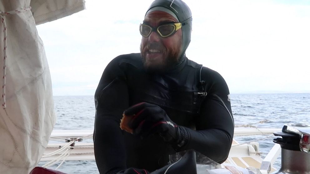 33-årige Ross Edgley har som första person någonsin simmat runt hela ön Storbritannien.
