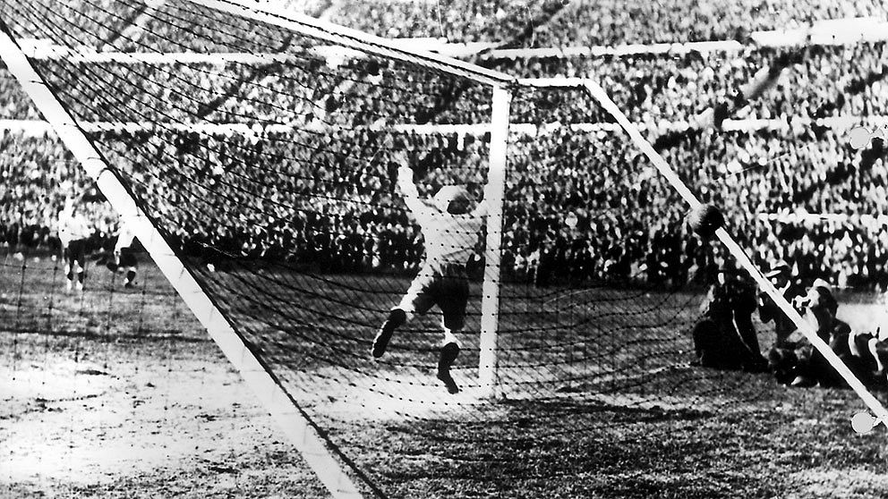 Uruguay vann den allra första VM-finalen på herrsidan. Värdlandet säkrade guldet efter att ha besegrat Argentina med 4-2 på Estadio Centenario i Montevideo 1930. Samma år firade Uruguay 100 år som självständig stat. Lagen vägrade spela med varandras fotbollar i finalen. Därför spelade man med argentinsk boll i första halvlek och uruguyansk i andra. Totalt deltog 13 länder i historiens första fotbolls-VM. På bilden Argentinas målvakt Botasso.
