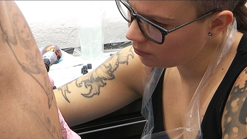 Rebecca Ryrberg från Kristinehamn blir en av de första i Sverige att kunna titulera sig mästare i tatuering