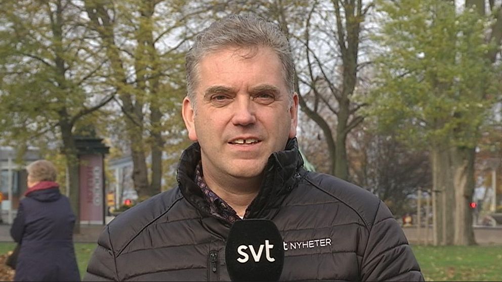 Bosse Carlqvist i svart SVT-jacka och med mikrofon