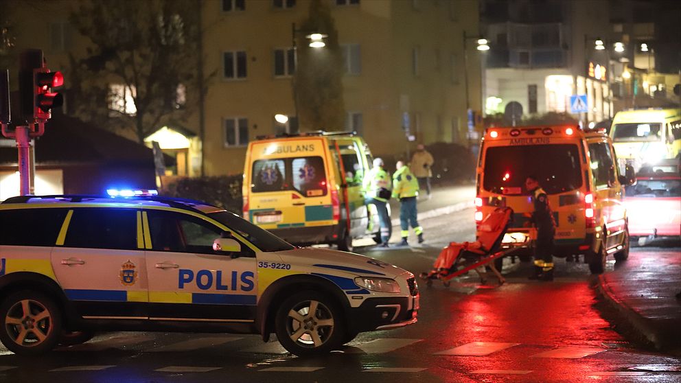 Polis och ambulans på plats i Märsta efter bråket på tisdagskvällen