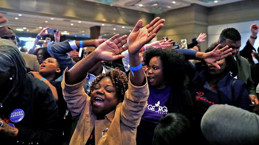 Demokratiska väljare i Atlanta jublar när nya siffror för deras kandidat, Stacey Abrams, rullar in.