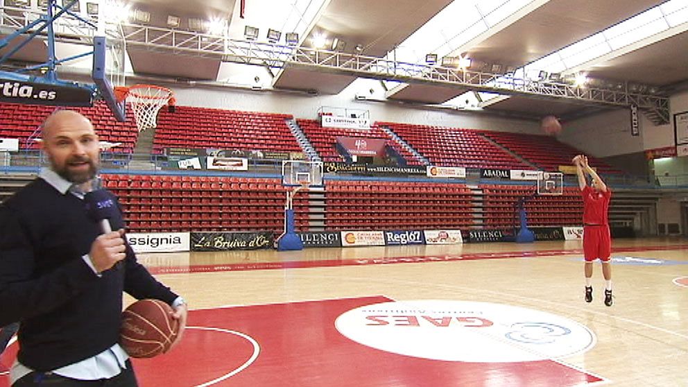 Björn Becksmo testade hur bra baskettalangen Marcus Eriksson är från trepoängslinjen.