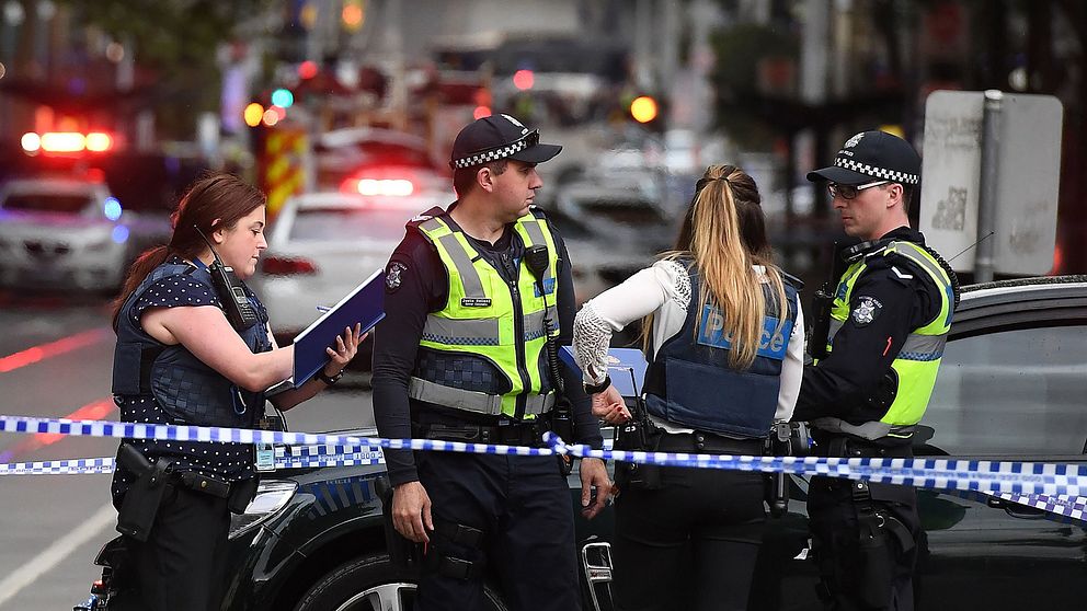 Polisen vid avspärrningarna på gatan Bourke Street i Melbourne där ett knivdåd inträffat på fredagen.