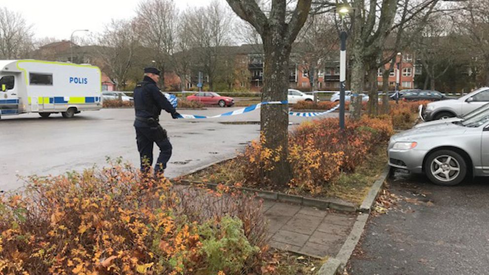 polis tar bort blåvita snören