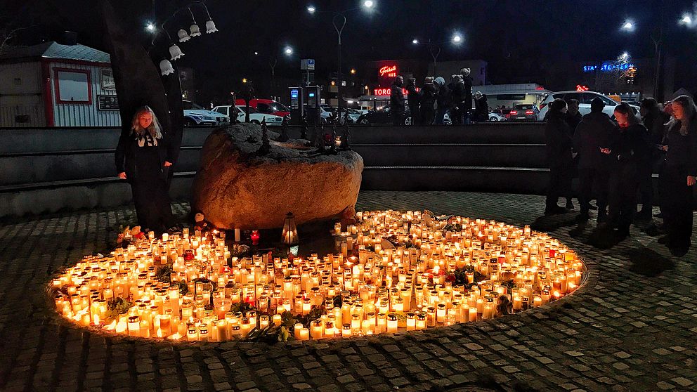 Hundratals samlades på torget i Falkenberg för att hedra den 12-årige pojken som befaras ha dött. Kvar efter minnesstunden blev ett ljushav.