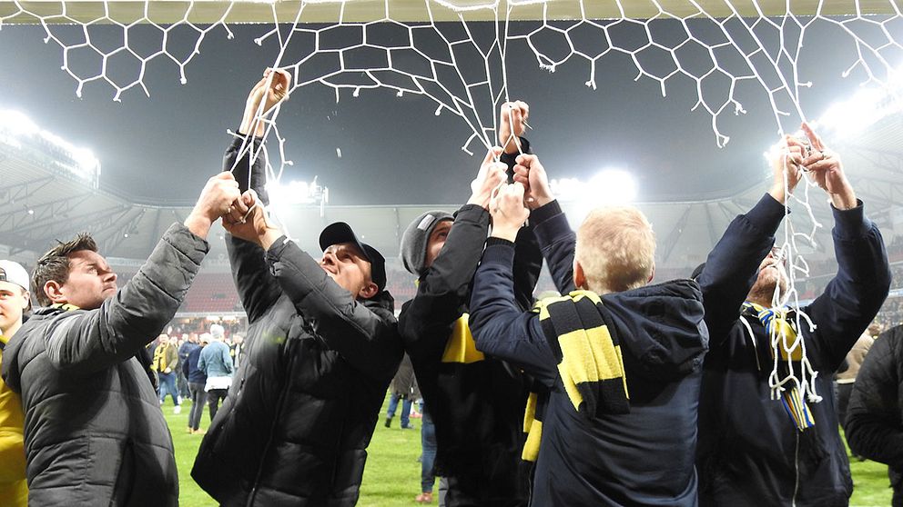 Några av AIK-fansen bestämde sig för att ta med sig en bit av nätet som en souvenir.