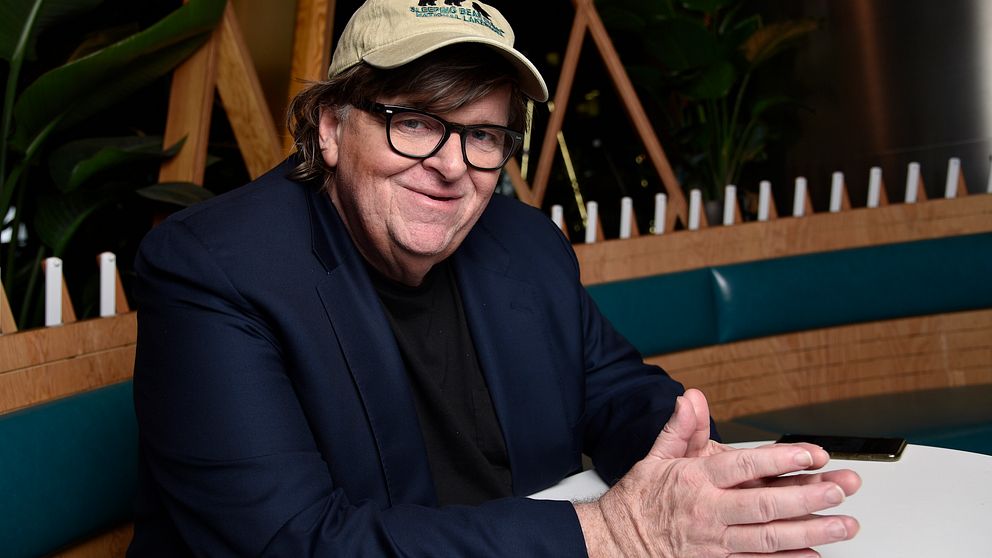 Michael Moore höll sitt avbrutna Oscarstal från 2003 när han tog emot pris för sin livsgärning vid Critics' Choice-galan i New York.