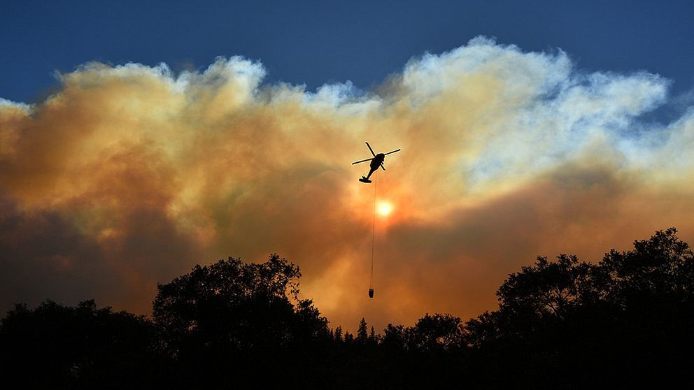 Helikopter över brandområde i Kalifornien.