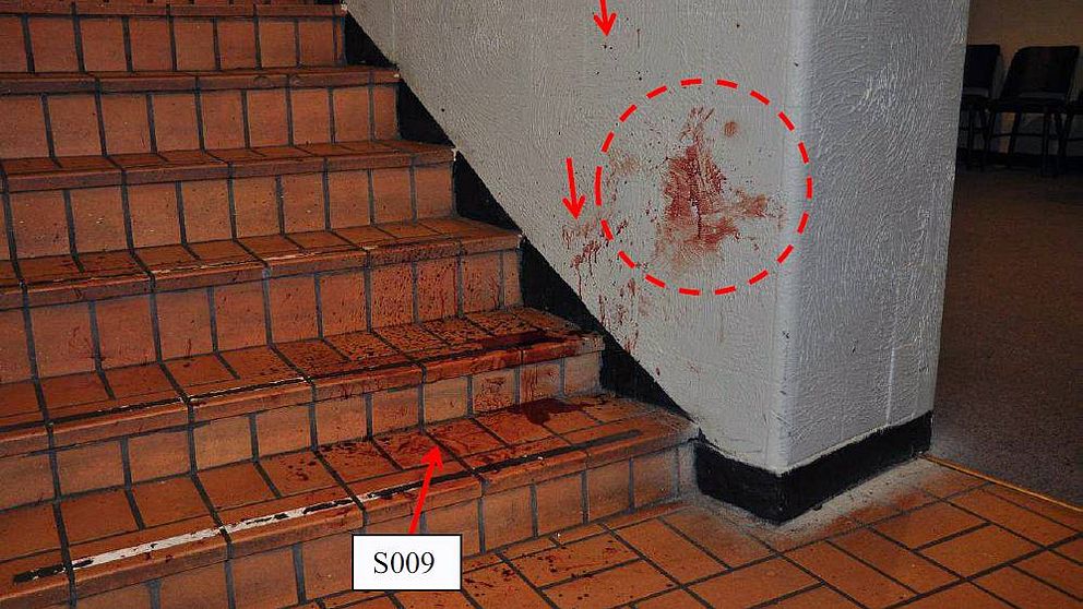 Blodspår i trappa och på vägg