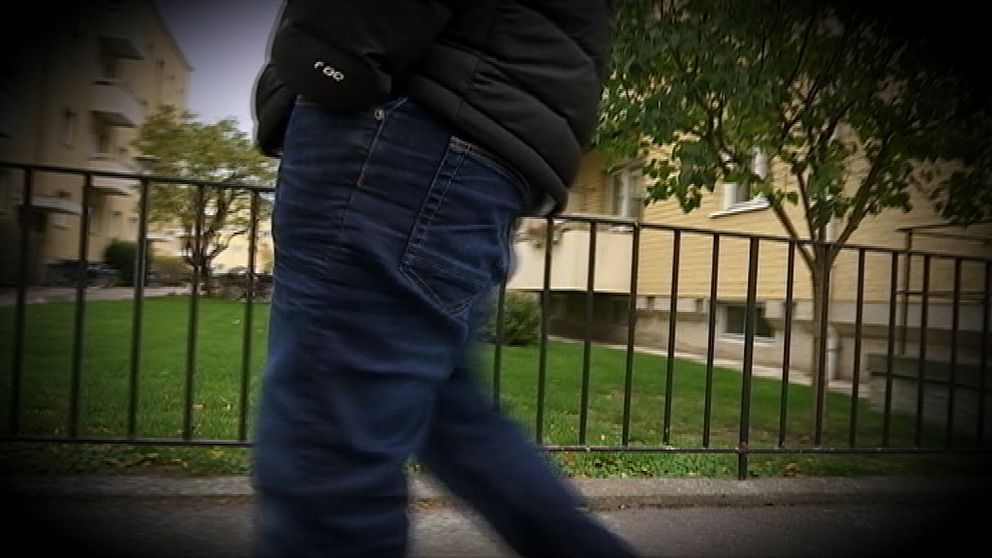 Genrebild, en anonym bild där man ser benen på en person i gatumiljö.