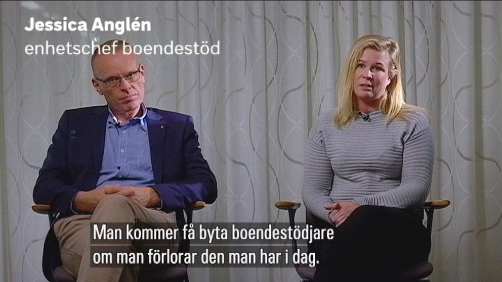 Magnus Johansson och Jessica Anglén sitter på varsin stol. Texten: ”Man kommer få byta boendestödjare om man förlorar den man har idag.”