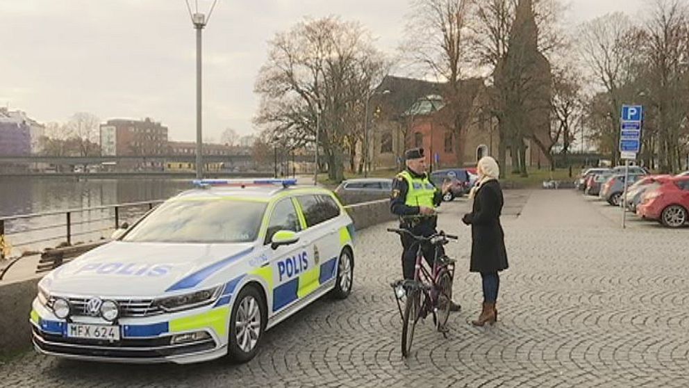 Polisen Tomas Bonn pratar med SVT:s reporter Otilia Bogen vid Fors kyrka i Eskilstuna.
