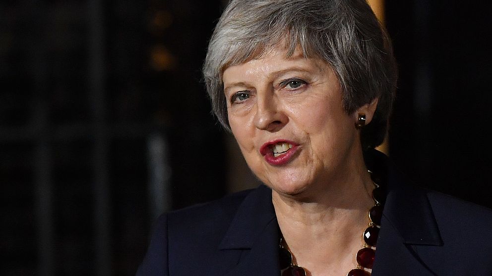 Storbritanniens regering godkänner förslaget till utträdesavtal som förhandlats fram med EU, säger premiärminister Theresa May.