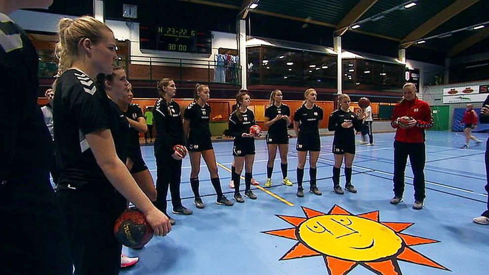 Efter vinst i förra matchen mot Skånela IF kommer Hellton-tjejerna till träning med gott humör och stärkt självförtroende