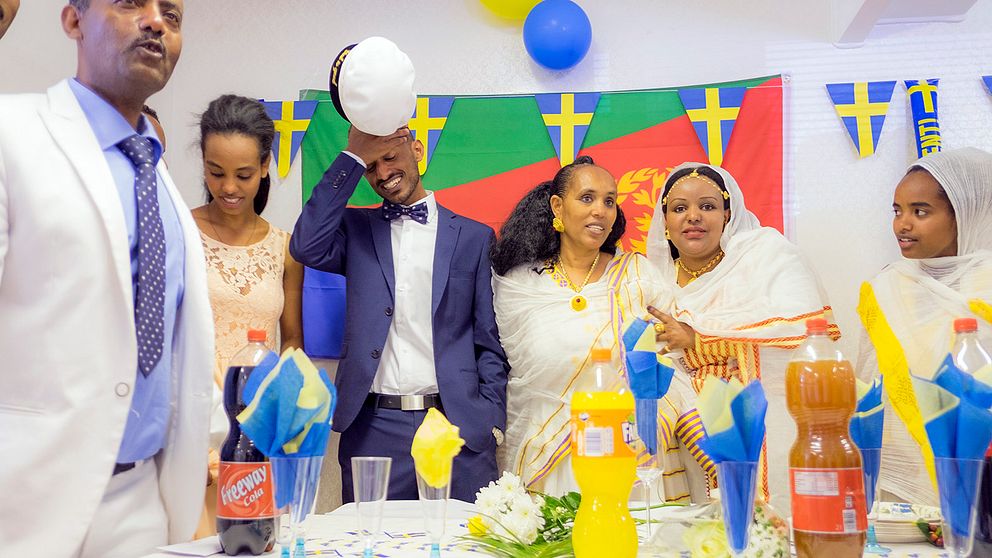 eritreansk familj på studentfest med svenska flaggor