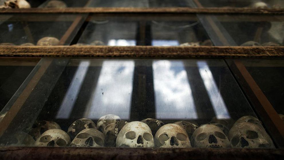 Vid flera minnesmärken påminns om massmorden och övergreppen under de Röda khmerernas styre i Kambodja.