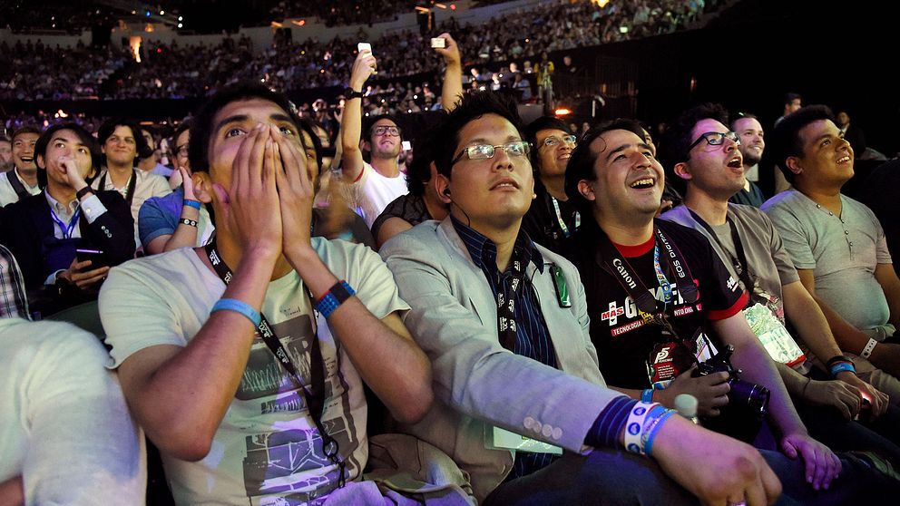 Publiken följer Sonys presskonferens på E3 2015.