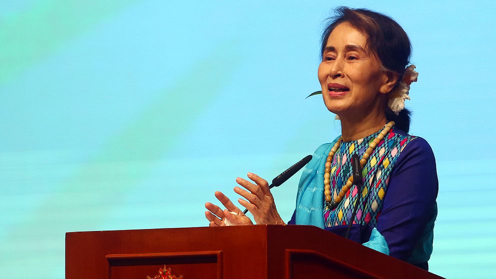 Myanmars ledare Aung San Suu Kyi håller ett tal för företagsledare i Myanmar. I dag har Facebook stängd av omkring 20 individer och organisationer för att ”hindra spridandet av hat och missinformation”. Bland dessa finns ledare för landets militär.