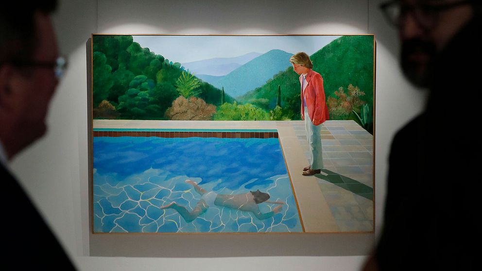 Besökare betraktar målningen ”Portrait of an artist (pool with two figures)” inför auktionen i Hong Kong.