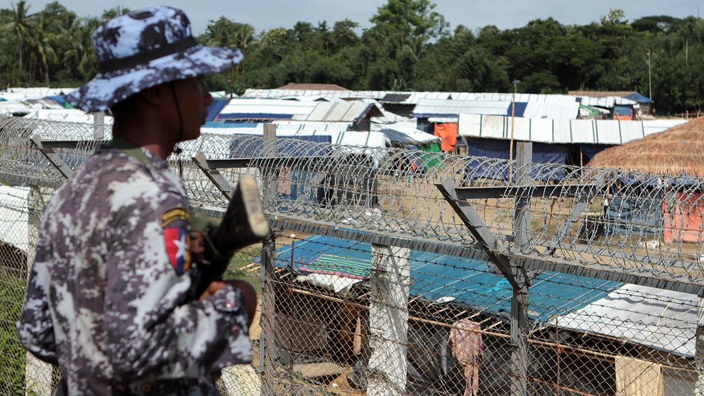 En soldat vaktar gränsen mellan Myanmar och Bangladesh. Taggtråd hindrar flyktingarna från att återvända till sina byar.