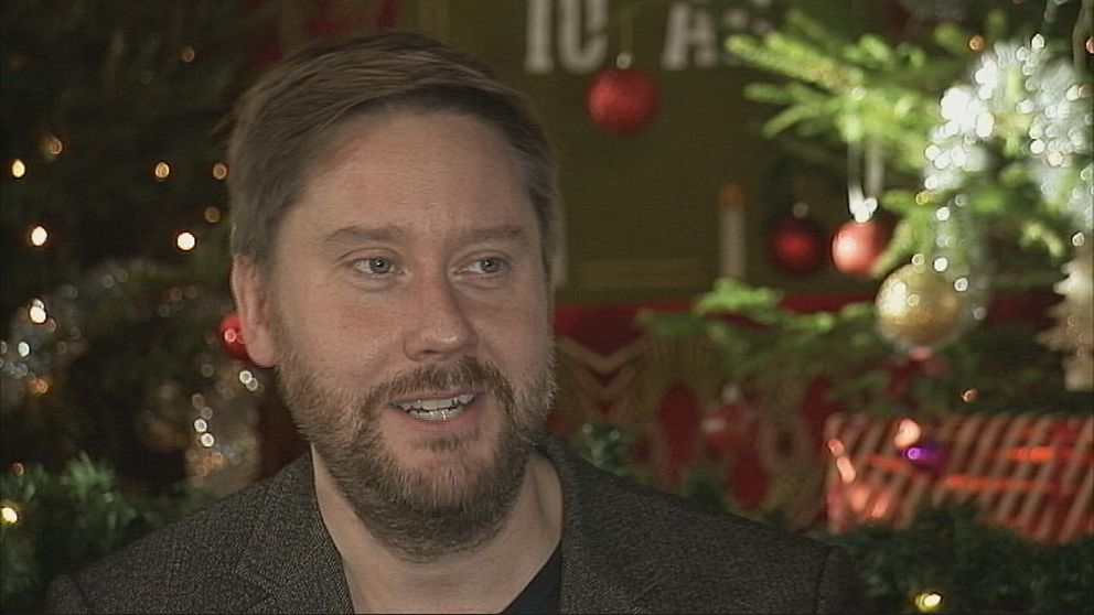 Henrik Johansson framför juldekorationer