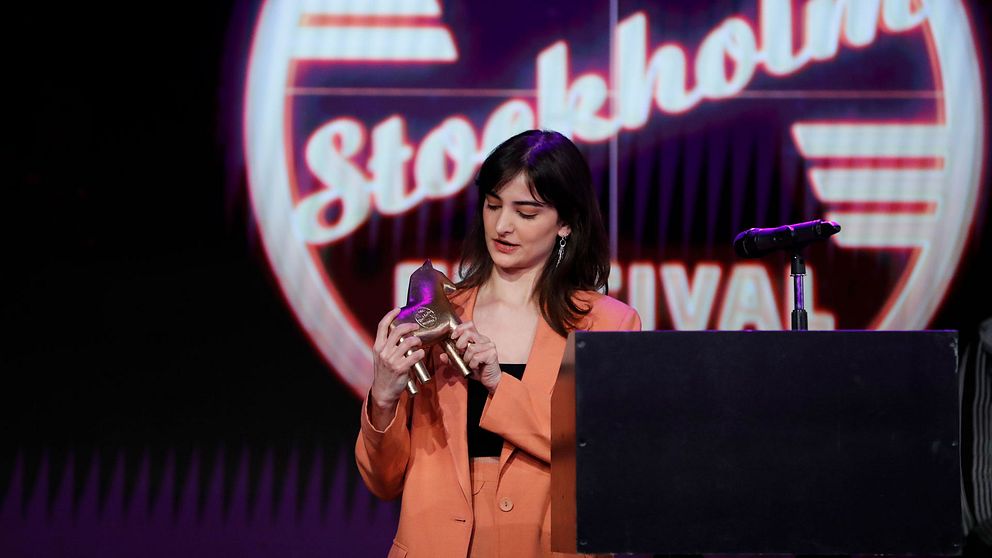 Jasmin Mozaffari mottar priset för bästa film vid Stockholms filmfestivals prisutdelning.