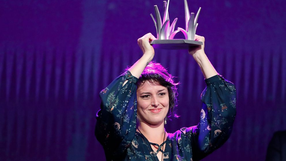 Beatriz Seigner mottar Stockholm Impact award vid Stockholms filmfestivals prisutdelning.