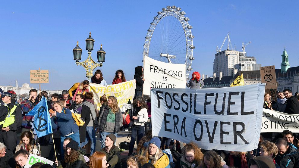 Omkring 6 000 miljöaktivister demonstrerade i centrala London genom att blockera fem broar över floden Themsen på lördagen.