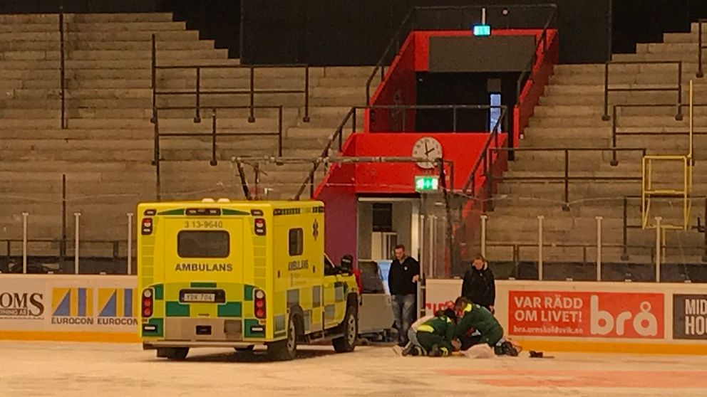 Ambulans på isen under Modo-match