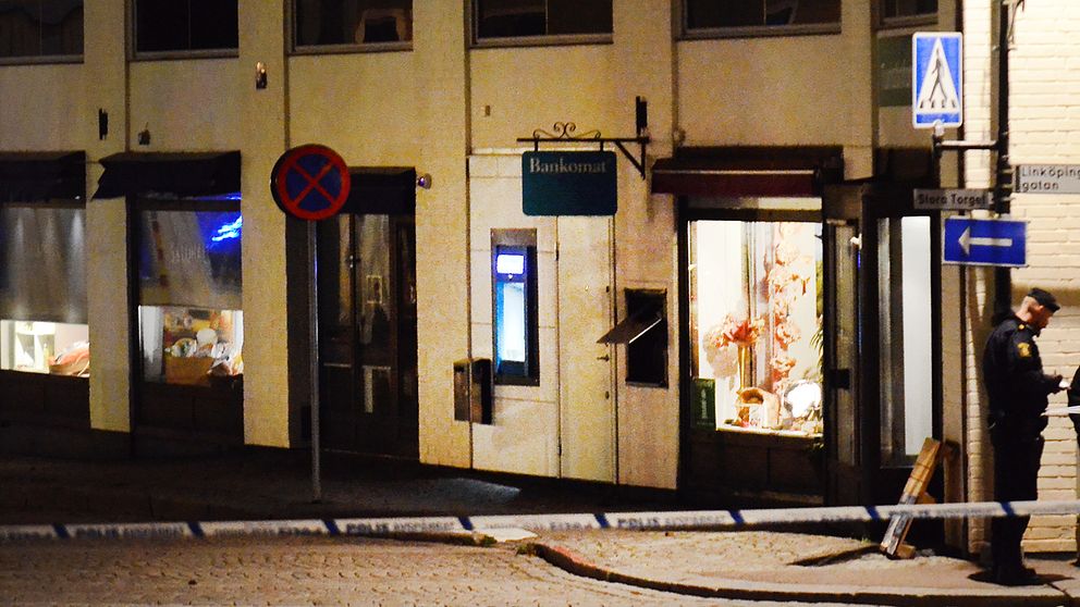 Bankboxens lucka sprängdes upp sent på söndagskvällen, och polisen spärrade av ett område vid Stora torget i Skänninge
