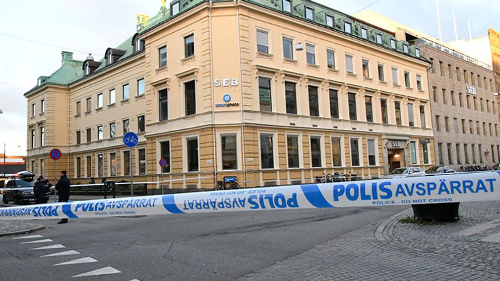 En banklokal i centrala Malmö utrymdes efter att någon ringt in en hot mot lokalerna. Polisen spärrade också av platsen.