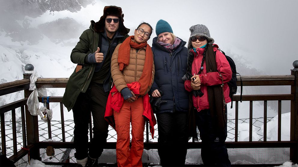 SVT:s team: Nicolai Zellmani (fotograf), Lara (lokal guide), Ulrika Bergsten (korrespondent), Yifei Feng (tolk)