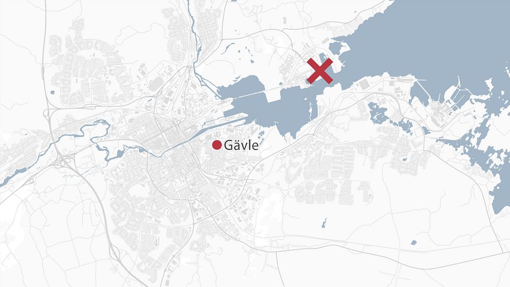 En karta över Gävle där hamnen är markerad med ett rött kryss.