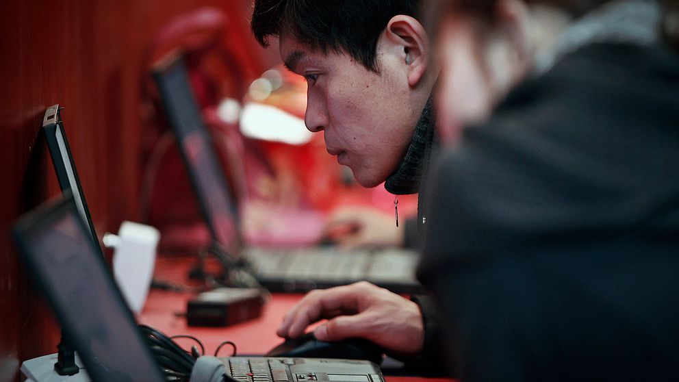 En kinesisk man surfar på nätet – ett internet som filtreras av makten.