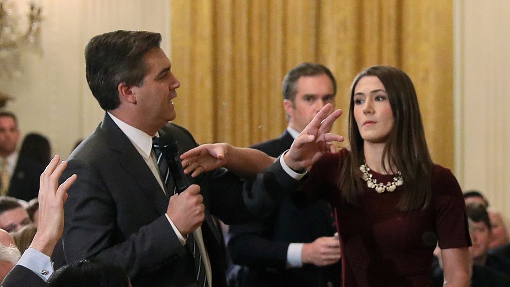 CNN-reportern Jim Acosta när han vägrar lämna mikrofonen ifrån sig och vill ställa en fråga till under presskonferensen med Donald Trump.