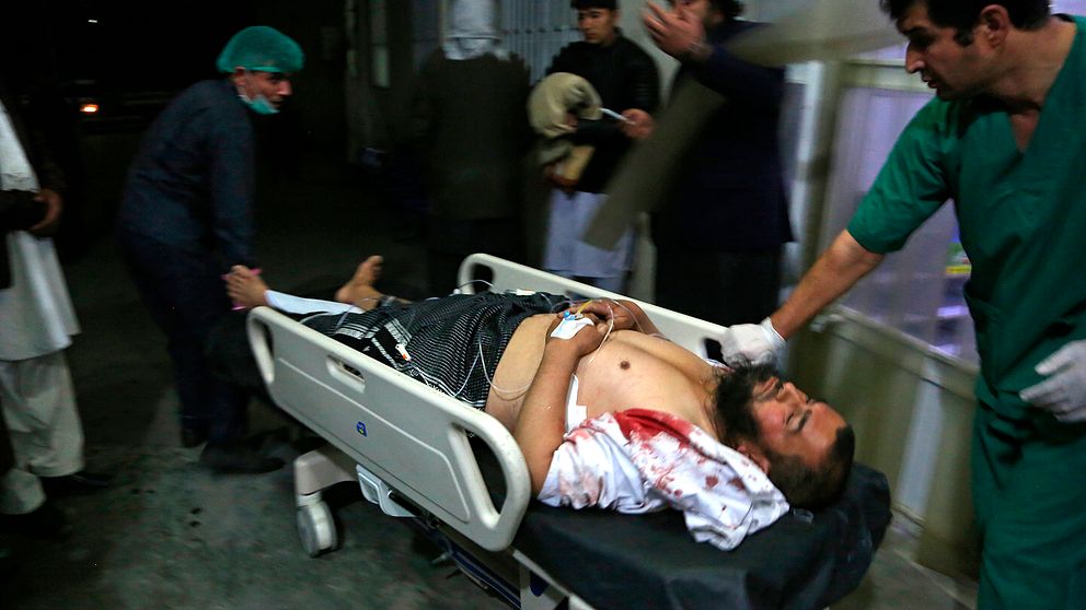 En skadad man förs in på sjukhus efter självmordsdådet i Kabul.