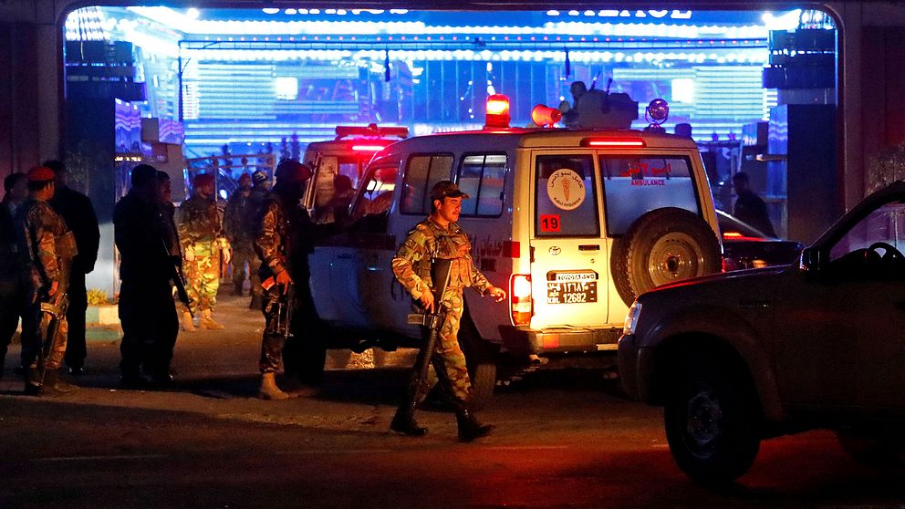 Afghanska säkerhetsstyrkor bevakar platsen där självmordsbombaren slog till